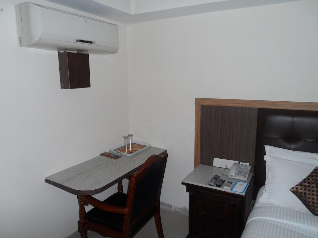 Capital O Hotel Central Park Near Birla Mandir Hajdarabad Zewnętrze zdjęcie